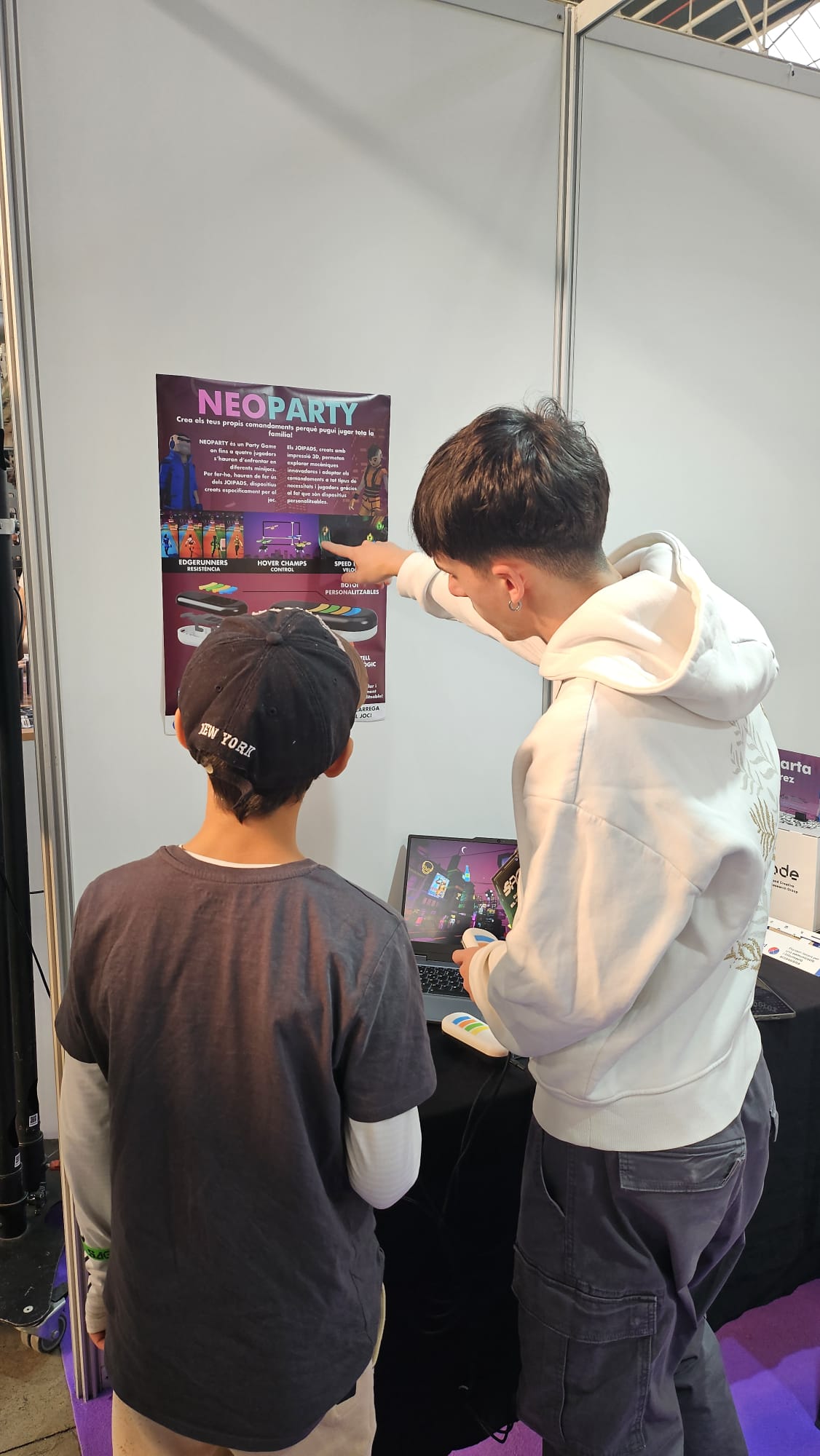 Gente probando NeoParty